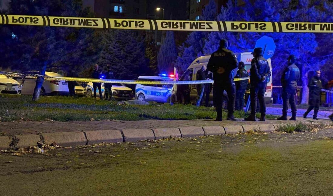 Kayseri’de Boşanma Aşamasındaki Eşini Bıçakla Öldüren Şahıs Yakalandı Kayseri'nin Melikgazi ilçesinde R.A., boşanma aşamasındaki eşi Rabia A.'yı sokakta