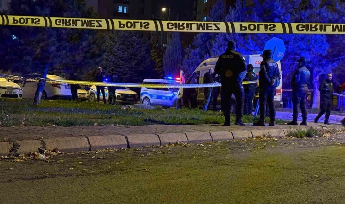 Boşanma Aşamasındaki Eşini Sokak Ortasında Bıçaklayarak Öldüren Zanlı Tutuklandı Kayseri'nin Melikgazi ilçesinde, boşanma aşamasındaki eşi Rabia A.'yı sokakta bıçaklayarak