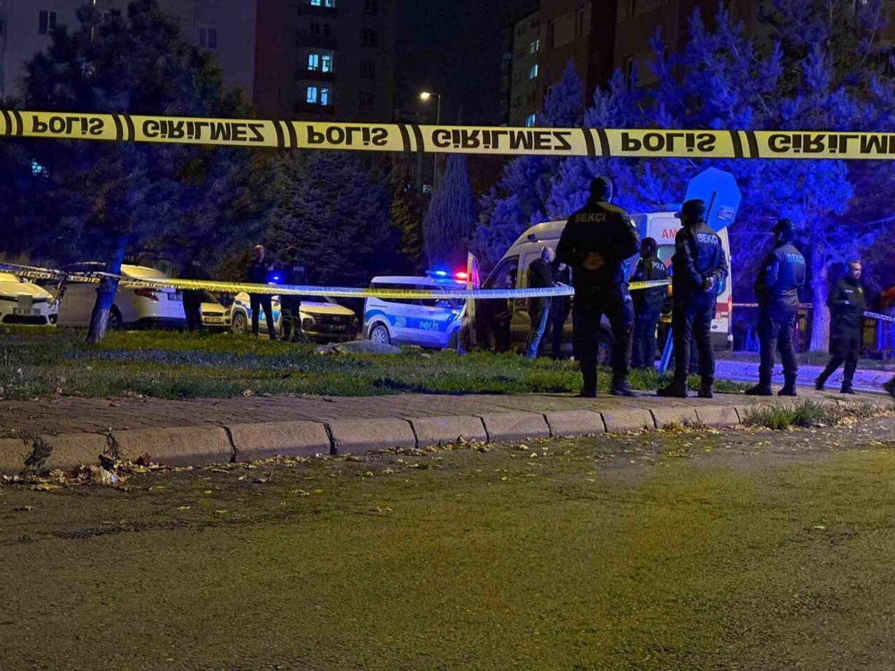 Kayseri'nin Melikgazi ilçesinde, boşanma aşamasındaki eşi Rabia A.'yı sokakta bıçaklayarak