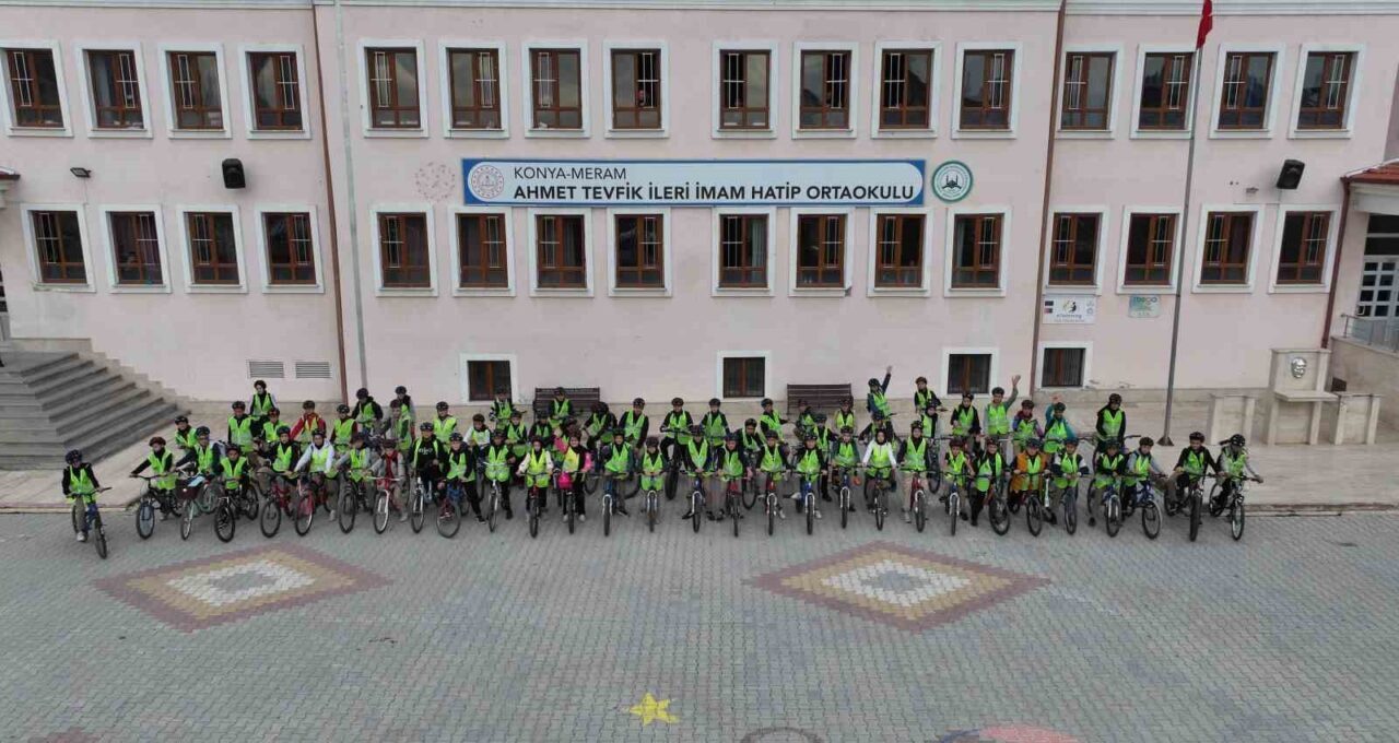 Konya Büyükşehir Belediyesi'nin "Güvenli Okul Yolları Projesi", bisikletle okula giden
