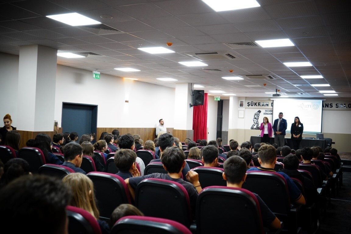 Konyaaltı Belediyesi, Şehit İlhan Kesekler Ortaokulu'na Sıfır Atık Eğitimi vererek