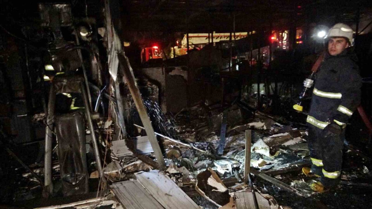 Antalya'nın Konyaaltı ilçesindeki Mehmet İ.'ye ait kafede çıkan yangında, kafe