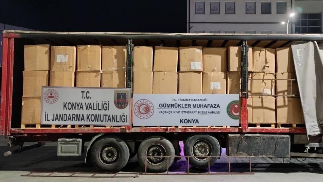 Konya'da jandarma, durdurulan bir tırda 12 bin 920 kilogram bandrolsüz