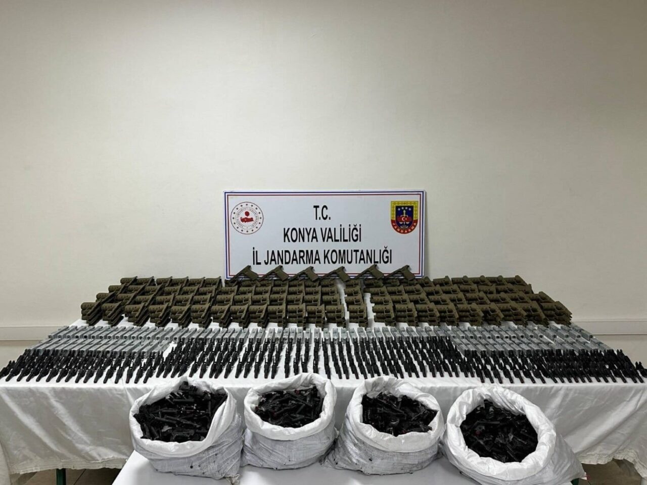 Beyşehir’de Jandarma Operasyonu: Çok Sayıda Silah ve Malzeme Ele Geçirildi