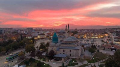 Konya, akşam saatlerinde gün batımının yarattığı büyüleyici manzaralarla büyülüyor. Mevlana