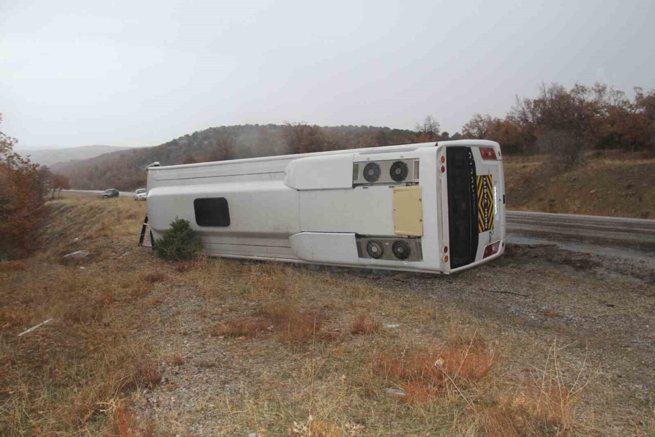 Beyşehir’de Öğrenci Servisinin Devrilmesi Sonucu 31 Kişi Yaralandı