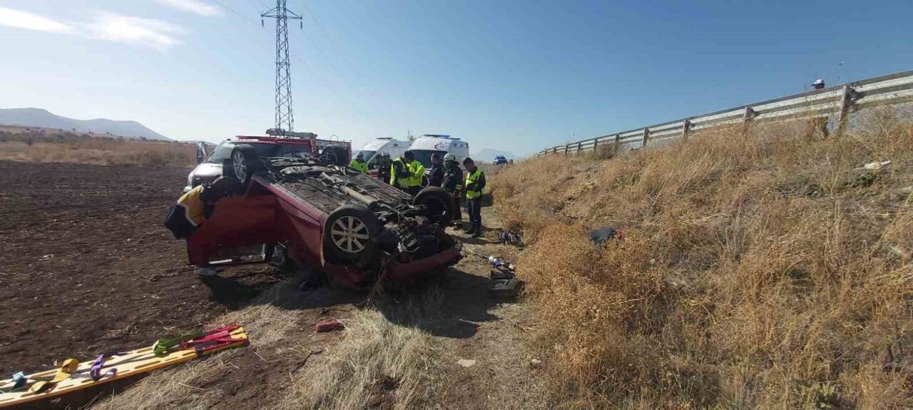 Konya Seydişehir’de Şarampole Devrilen Otomobilde Bir Kişi Hayatını Kaybetti, İki Kişi Yaralandı