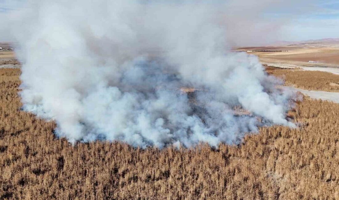 Kulu’daki Gökgöl’de Kuraklık Sonrası Yangın Başladı, Havadan Görüntülendi Konya'nın Kulu ilçesindeki Gökgöl yakınlarında kuraklık nedeniyle oluşan sazlıkta yangın