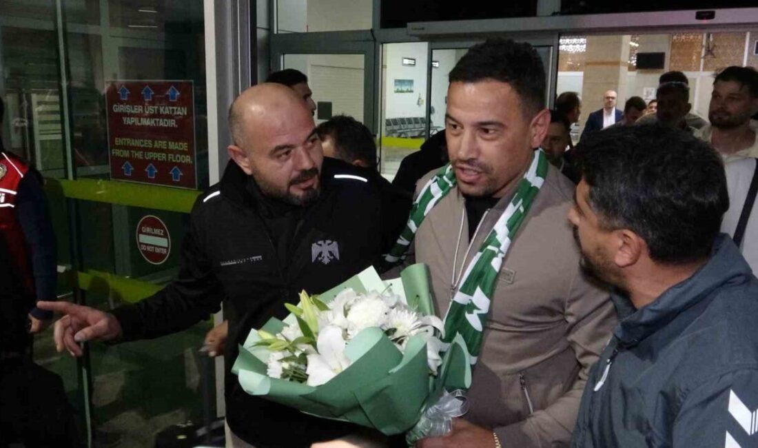 Konyaspor, teknik direktörlük için anlaştığı Çağdaş Atan'ı Konya'ya getirdi. Havalimanında