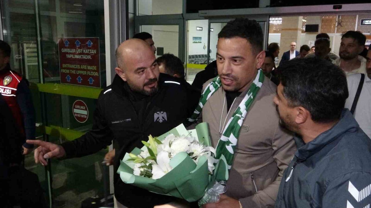 Konyaspor, teknik direktörlük için anlaştığı Çağdaş Atan'ı Konya'ya getirdi. Havalimanında