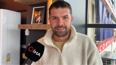 Bolu'da Mert Gözüaçık, kaçan bir genci köpeklerden korumak için arabasıyla