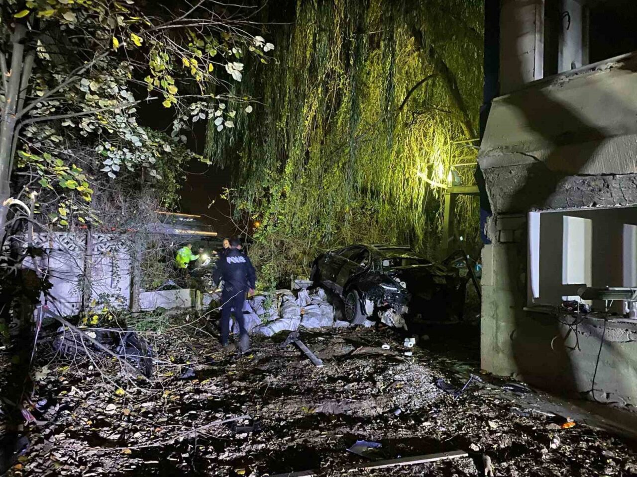 Sakarya'nın Arifiye ilçesinde D-650 kara yolunda iki otomobilin çarpışması sonucu