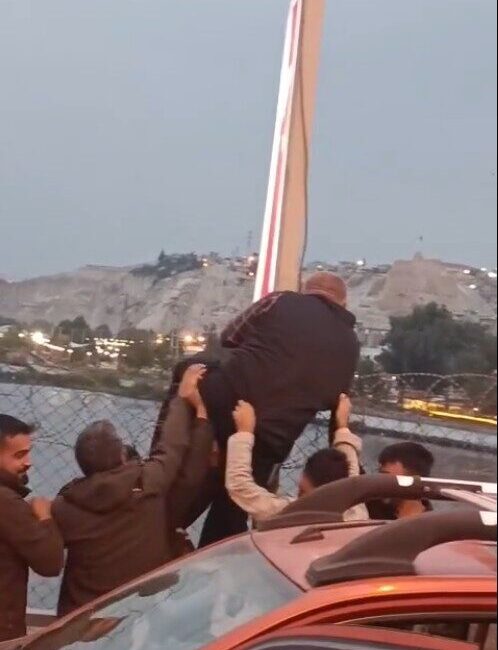 Birecik’te Köprüden Atlama Girişimde Bulunan Vatandaş, Geçan Sürücülerin Müdahalesiyle Kurtarıldı Şanlıurfa'nın Birecik ilçesinde, Adnan Menderes Köprüsü'nde intihar girişiminde bulunan bir