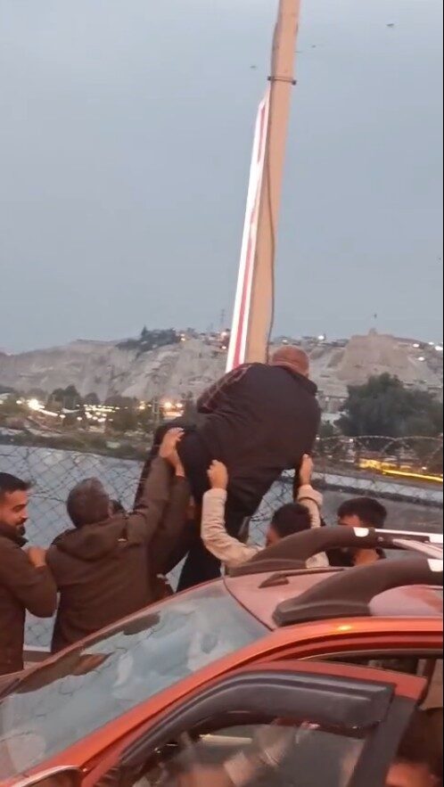 Şanlıurfa'nın Birecik ilçesinde, Adnan Menderes Köprüsü'nde intihar girişiminde bulunan bir