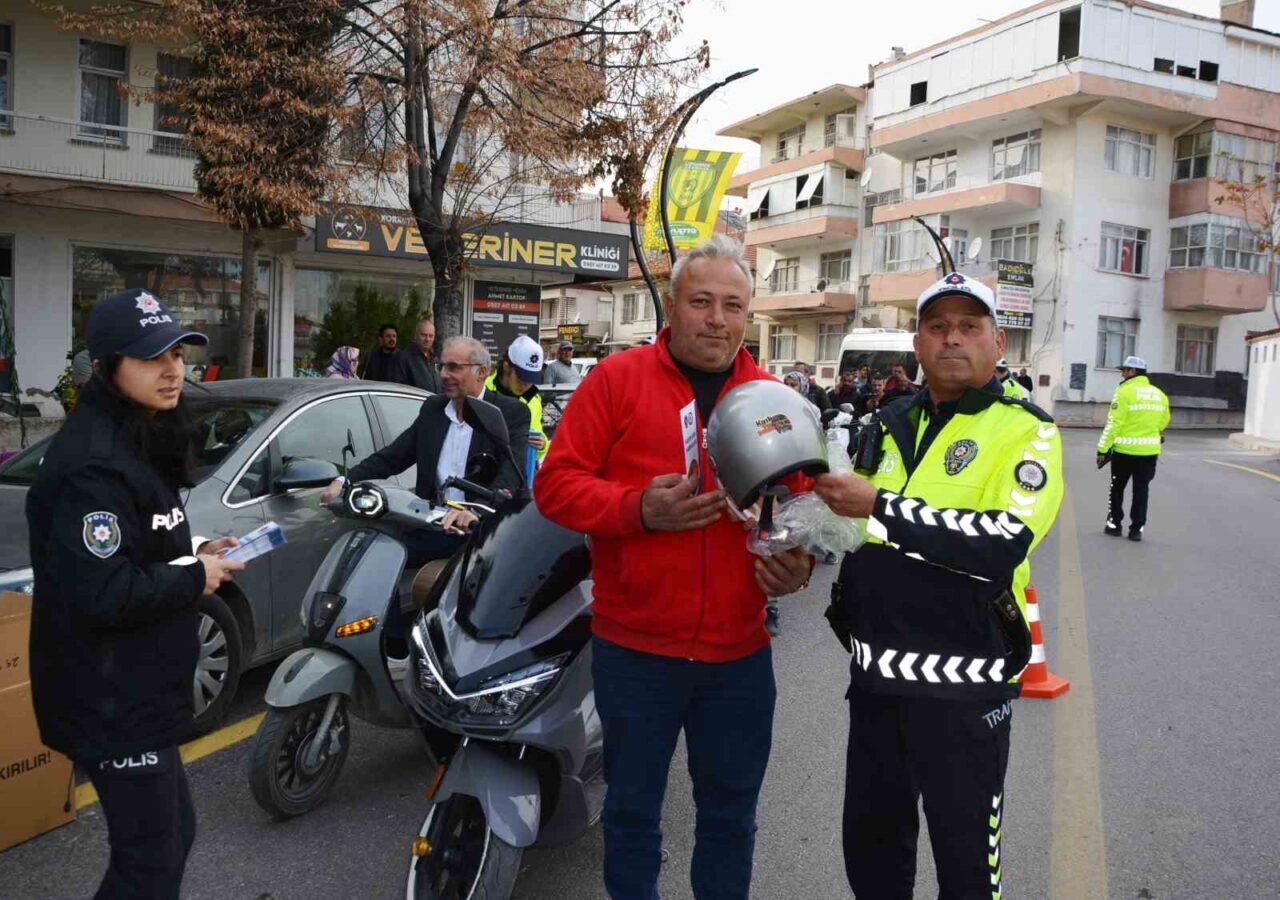 Korkuteli'nde polis, motosiklet kazalarının önüne geçmek amacıyla ücretsiz kask dağıttı.