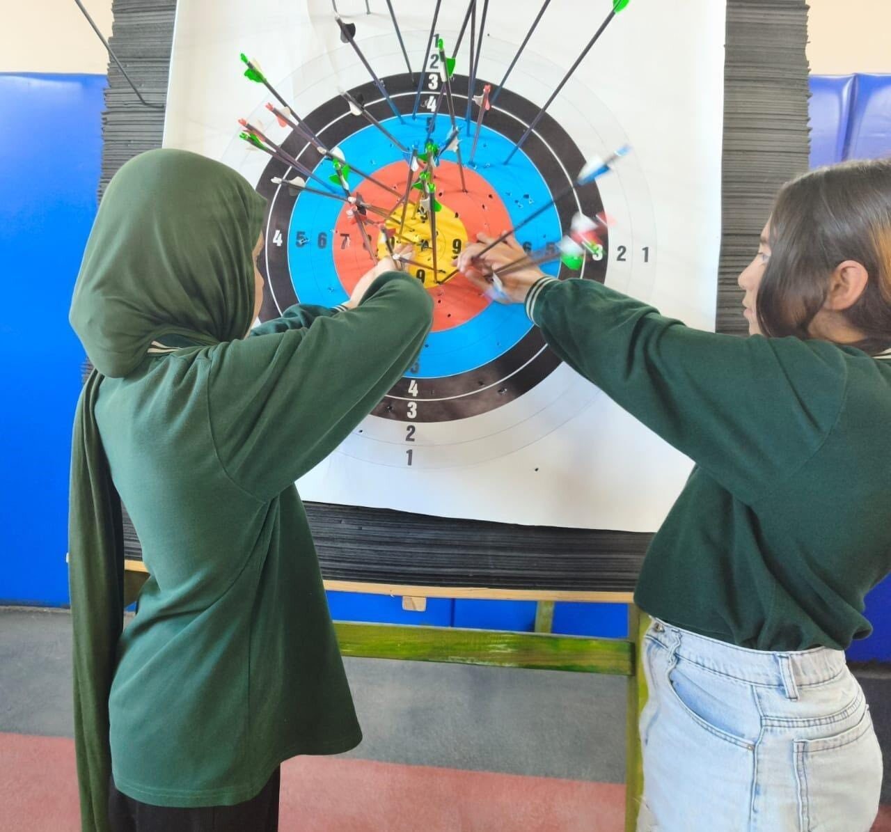 Muş'un Korkut ilçesinde okçuluk sportif faaliyetleri, uzman antrenörlerle devam ediyor.