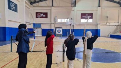 Muş'un Korkut ilçesinde düzenlenen okçuluk kursları, uzman eğitmenler eşliğinde yoğun