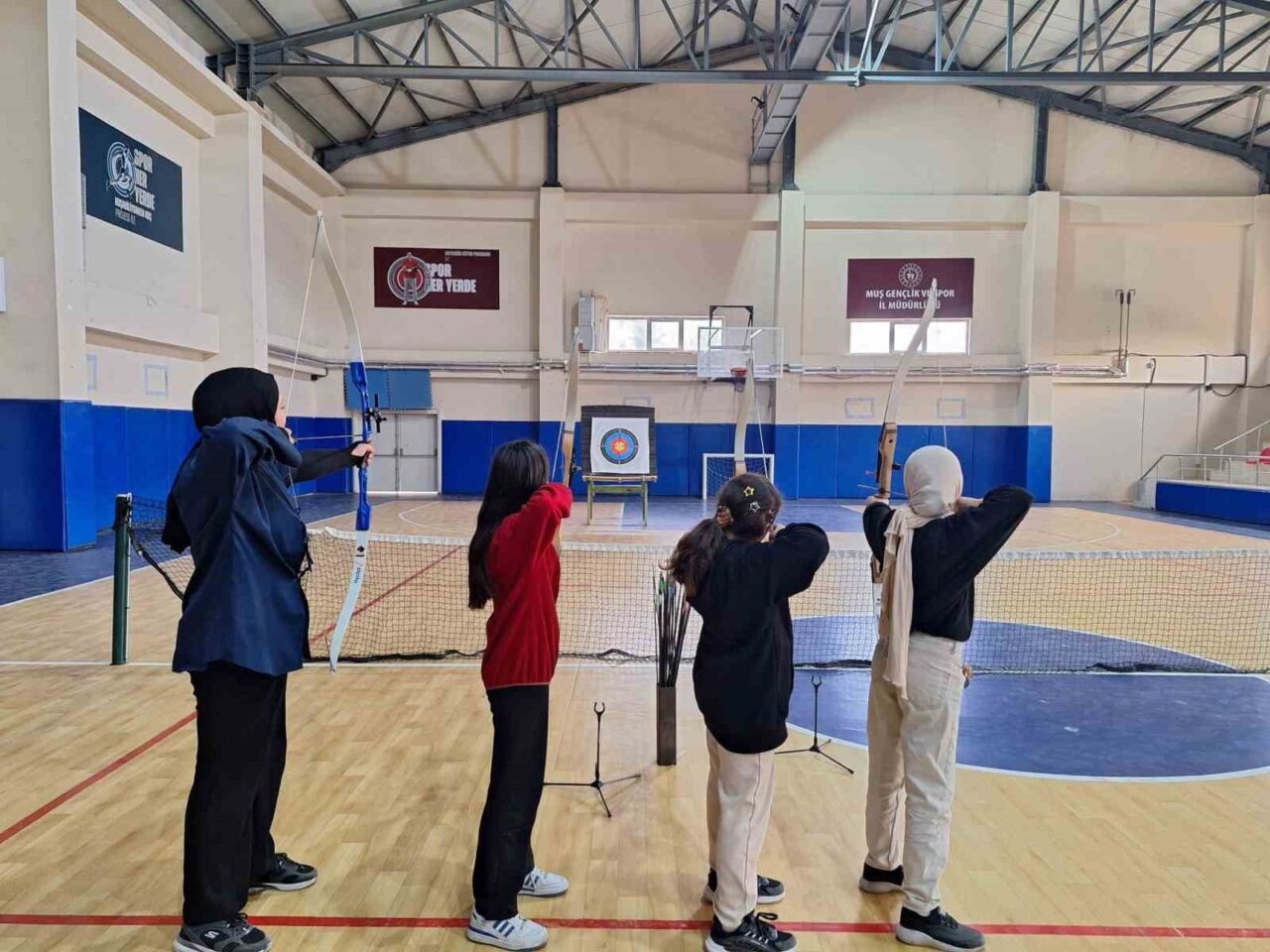 Muş'un Korkut ilçesinde düzenlenen okçuluk kursları, uzman eğitmenler eşliğinde yoğun