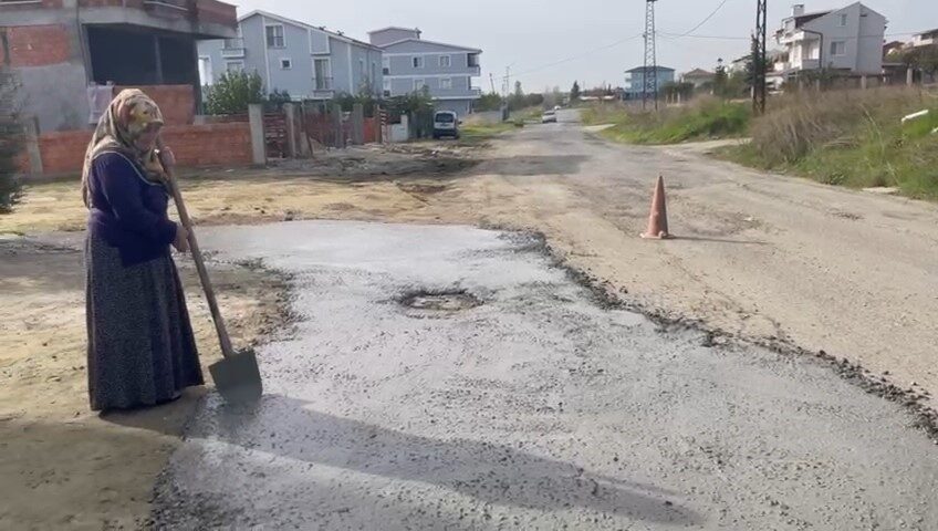 Tekirdağ’ın Marmaraereğlisi ilçesindeki Yeniçiftlik Mahallesi'nde yaşayan Emine Öztekin, bozuk yolu
