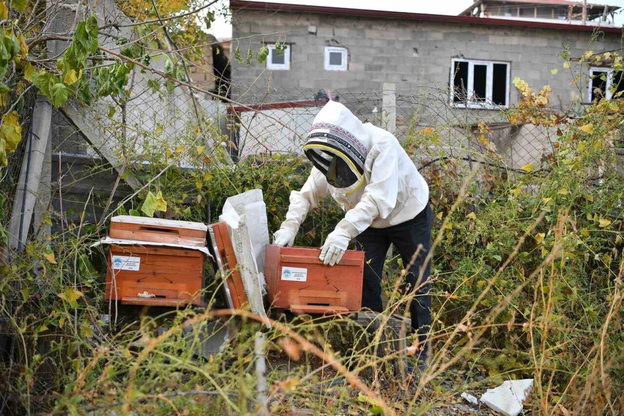 Kayseri Büyükşehir Belediye Başkanı Dr. Memduh Büyükkılıç’ın ‘Kovan Sizden Arı