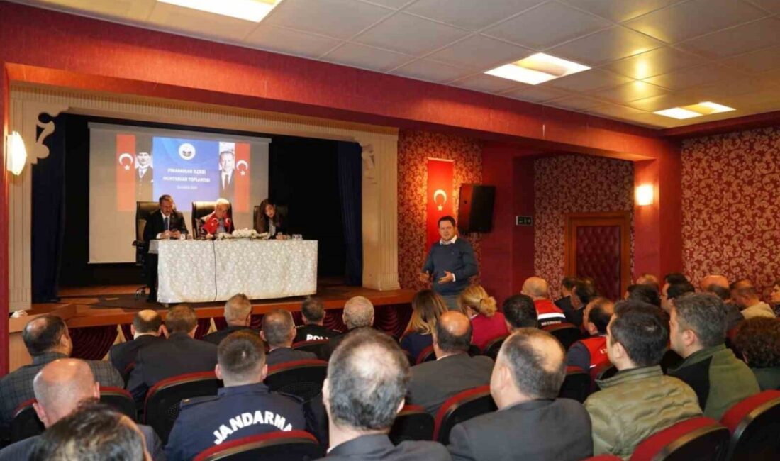 Kırklareli'nin Pınarhisar ilçesinde muhtarlar toplantısı gerçekleştirildi. Vali Uğur Turan, Kaymakam