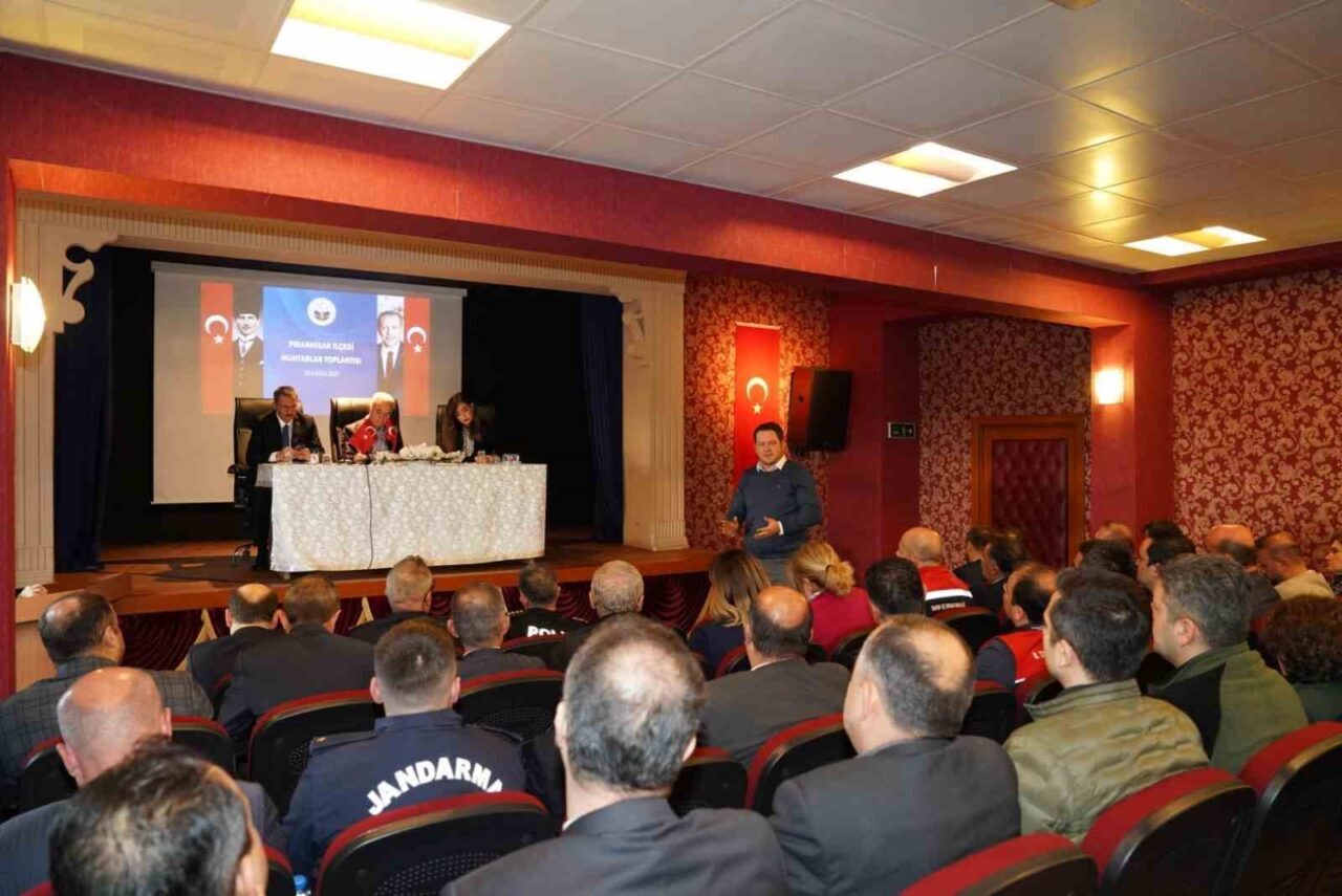 Kırklareli'nin Pınarhisar ilçesinde muhtarlar toplantısı gerçekleştirildi. Vali Uğur Turan, Kaymakam