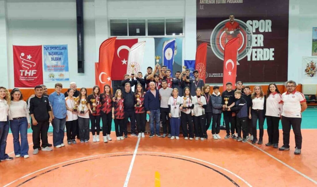 Muğla'nın Köyceğiz ilçesinde düzenlenen Floor Curling İl Şampiyonası, köyceğizli sporcuların