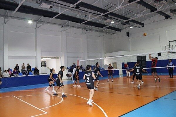 Muğla'nın Köyceğiz ilçesinde 24 Kasım Öğretmenler Günü nedeniyle düzenlenen Voleybol