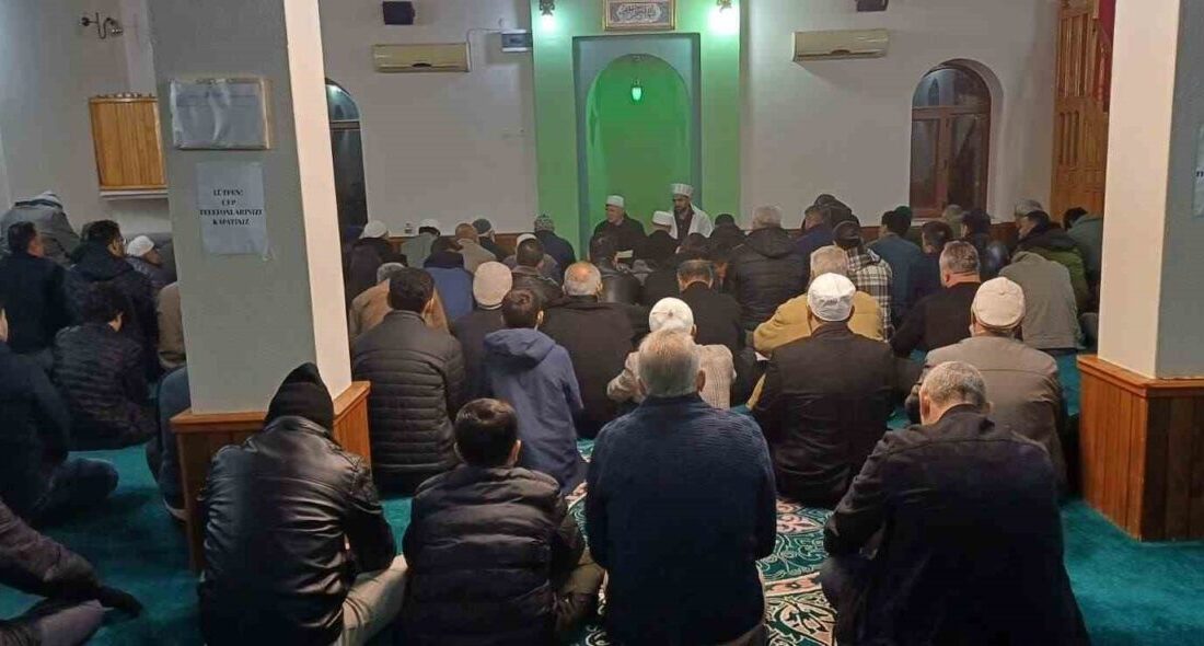 Muğla'nın Köyceğiz ilçesinde yer alan Döğüşbelen Merkez Camii'nde sabah namazı