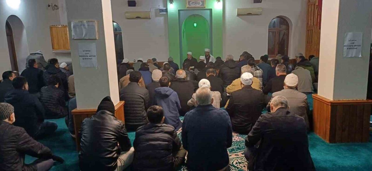 Muğla'nın Köyceğiz ilçesinde yer alan Döğüşbelen Merkez Camii'nde sabah namazı