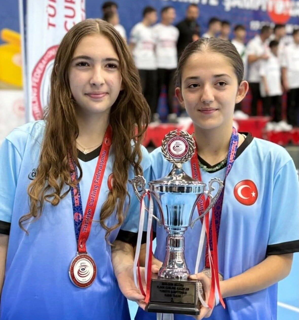 Köyceğiz ilçesinden Melisa Demirkol ve Esma Nejla Eşmeli, Samsun'da gerçekleştirilen