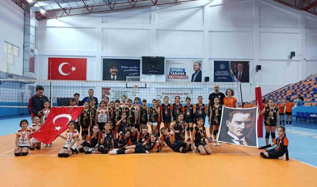 Köyceğiz Akademi Spor Kulübü'nün minik voleybol takımı, Dalaman'da gerçekleştirilen turnuvayı