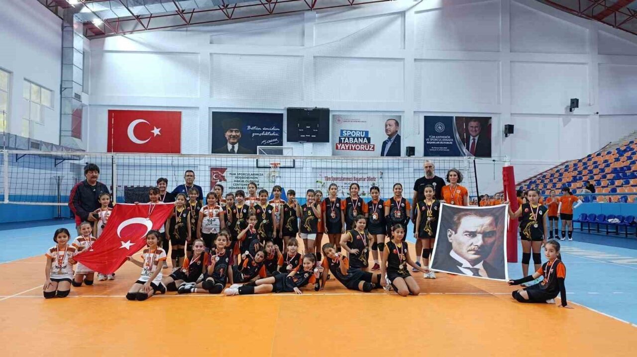 Köyceğiz Akademi Spor Kulübü'nün minik voleybol takımı, Dalaman'da gerçekleştirilen turnuvayı