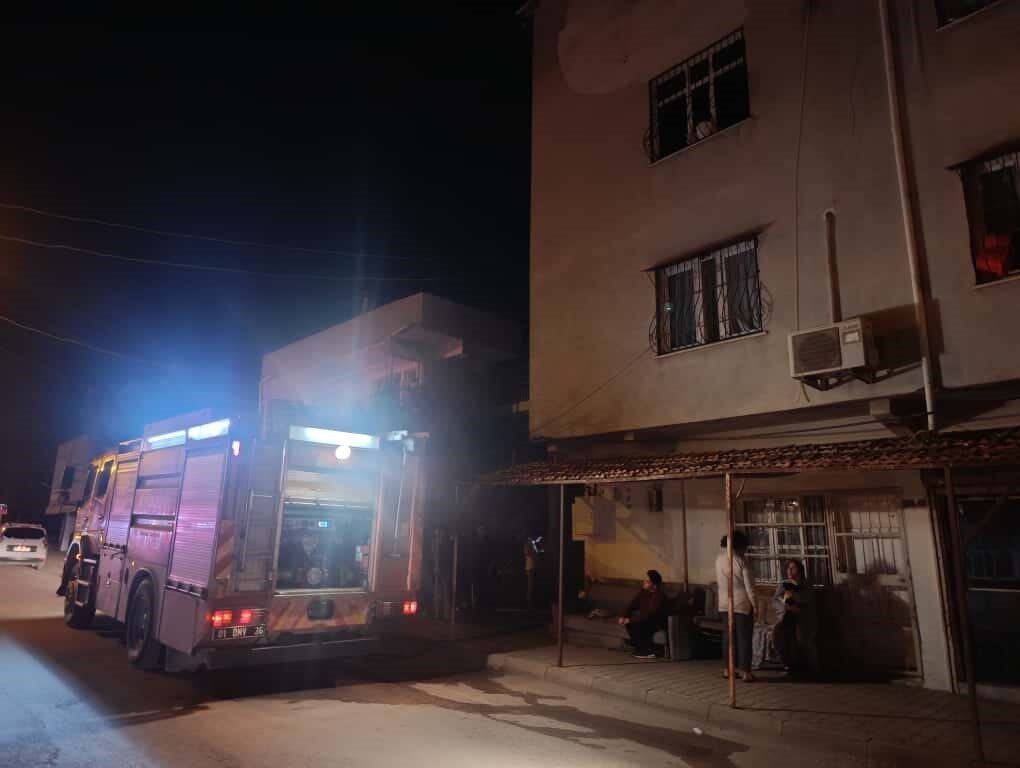 Adana'nın Kozan ilçesinde bir apartmanın ikinci katında çıkan yangında 4