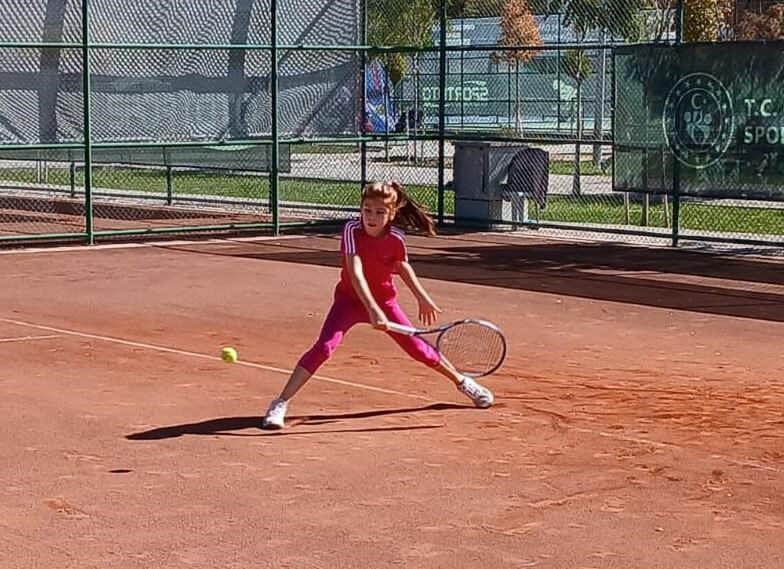Hafsa Zehra Çınar, Bursa’da Düzenlenecek Master Turnuvası’na Davet Edilerek Türkiye’nin En İyi 8 Sporcusu Arasında Yer Aldı. Afyonkarahisar Gençlik ve Spor İl Müdürlüğü sporcusu 11 yaşındaki Hafsa