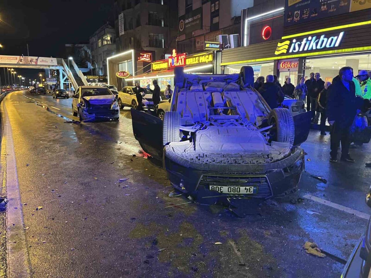 Küçükçekmece’de E5 Karayolu Yan Yolda Trafik Kazası: 3 Yaralı, 4 Araç Hasar Gördü