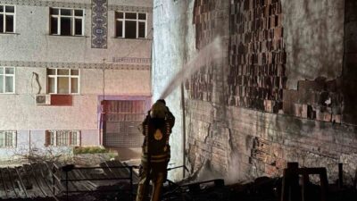 Küçükçekmece'de bir geri dönüşüm tesisinde çıkan yangında hasar büyük oldu