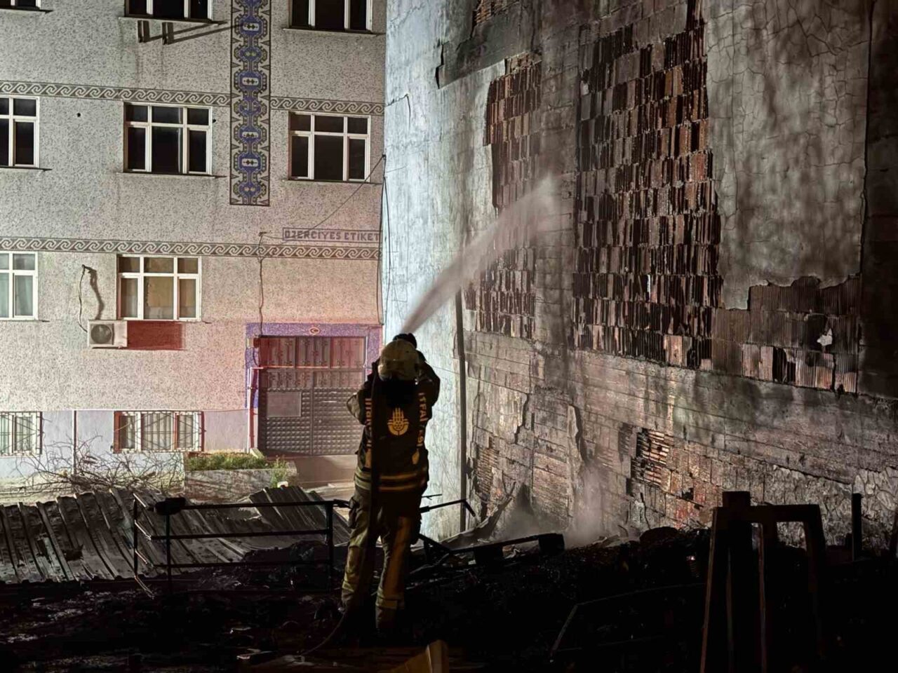 Küçükçekmece’deki geri dönüşüm tesisinde çıkan yangın, ağır hasara yol açtı ancak can kaybı yaşanmadı.