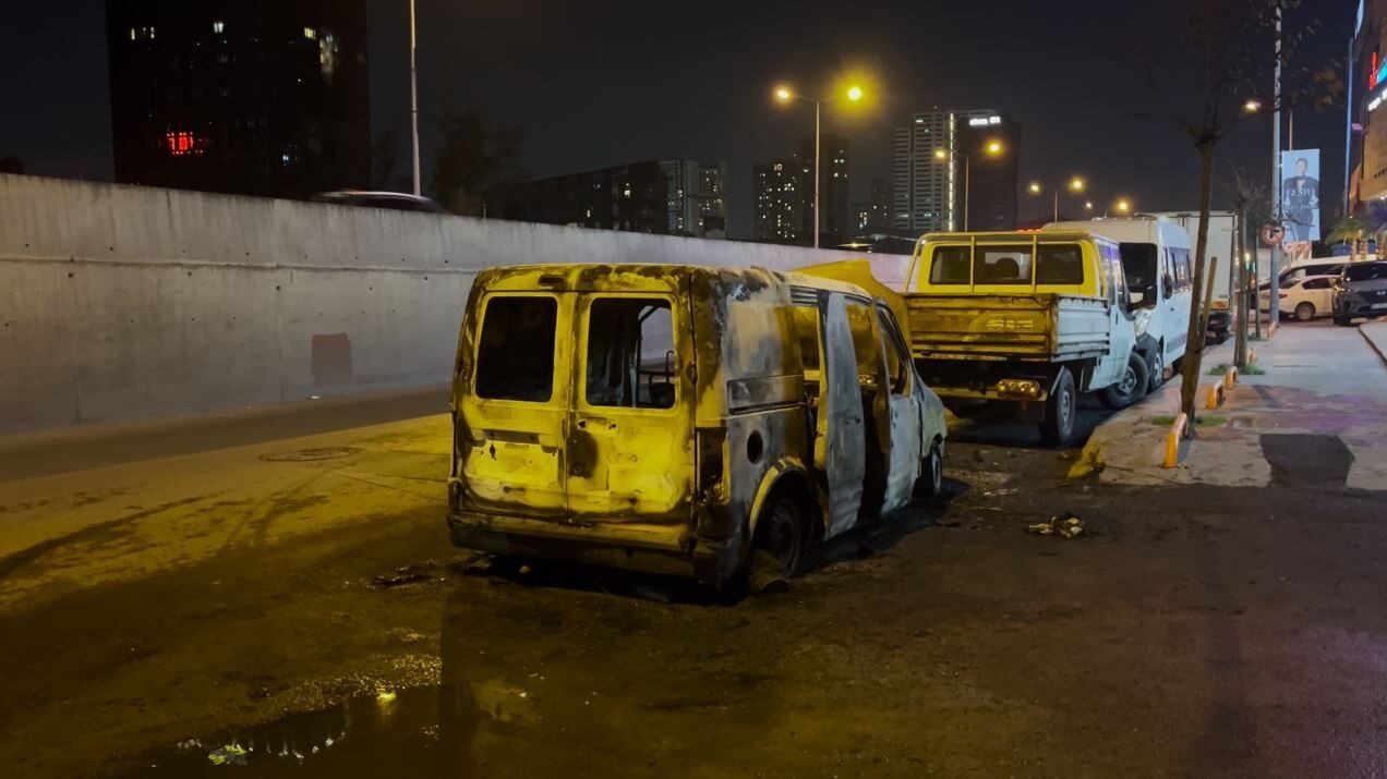 Küçükçekmece’de Seyir Halindeki Ticari Araçta Çıkan Yangın İtfaiye Ekipleri Tarafından Söndürüldü