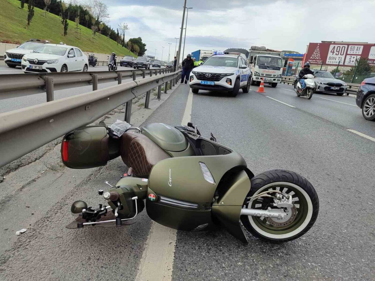 Küçükçekmece'deki D-100 Karayolu'nda meydana gelen motosiklet kazasında, sürücünün kontrolü kaybetmesi