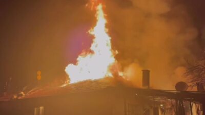 Manisa'nın Kula ilçesinde, Bey Mahallesi'nde bir evde çıkan yangında, ev