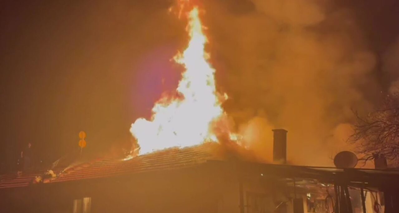 Manisa'nın Kula ilçesinde, Bey Mahallesi'nde bir evde çıkan yangında, ev