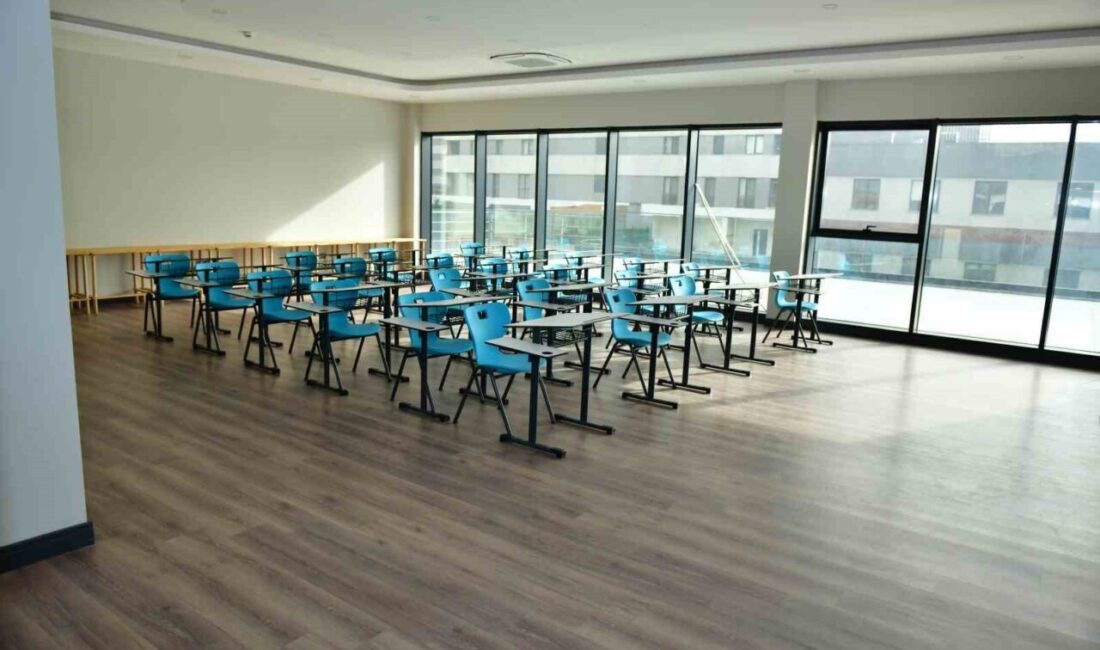 Esenyurt’ta Makam Odası Modern Dersliklere Dönüştürüldü Esenyurt Belediye Başkan Vekili Can Aksoy, Çocuk Üniversitesi'nde yaptığı inceleme