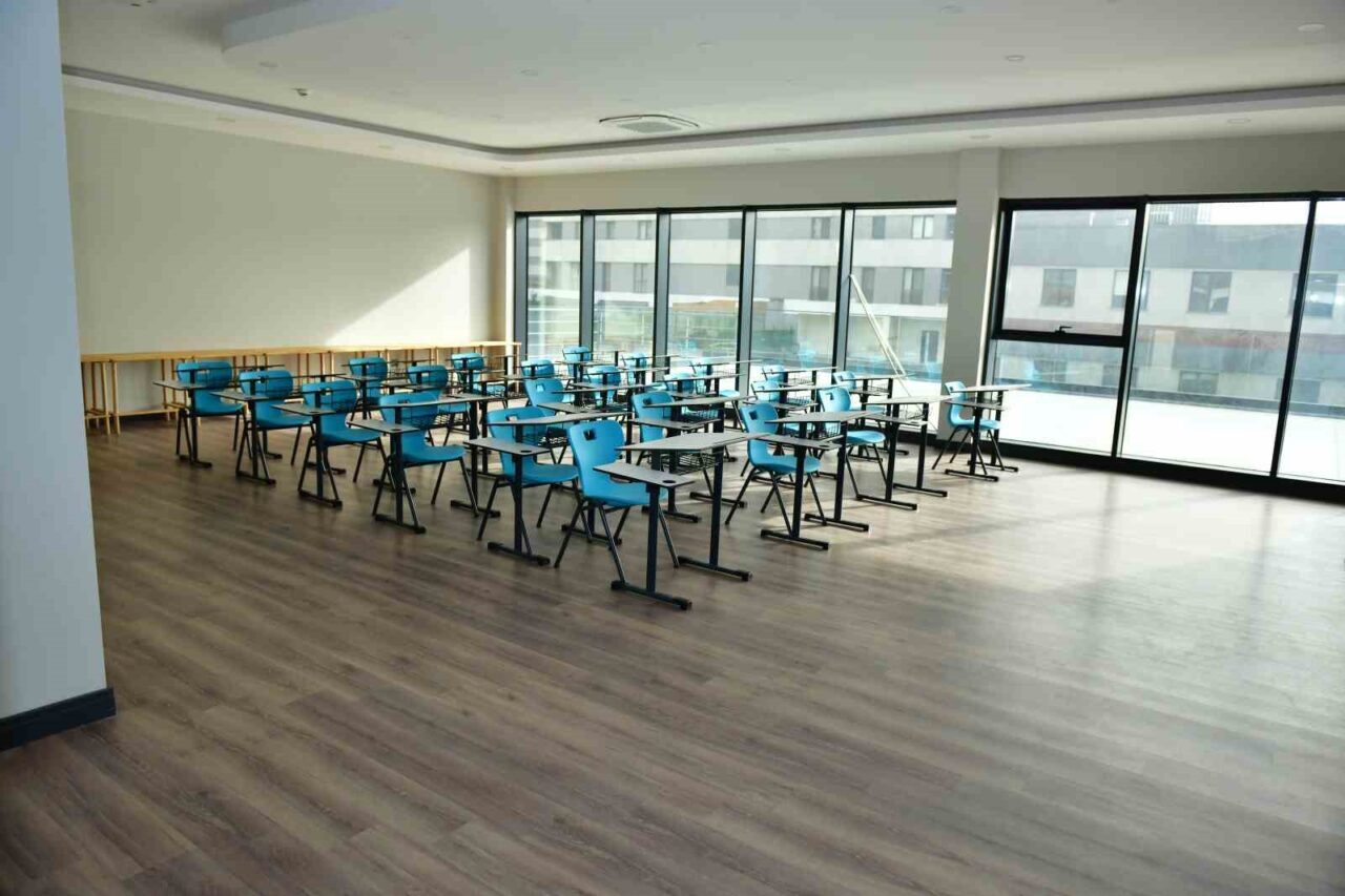 Esenyurt Belediye Başkan Vekili Can Aksoy, Çocuk Üniversitesi'nde yaptığı inceleme