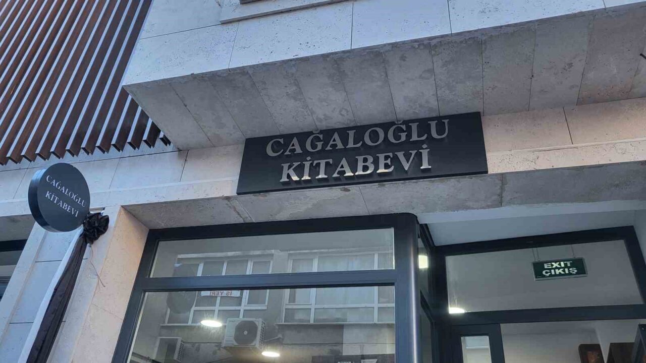 Fatih'te Cağaloğlu Kitapçılar Çarşısı, tarihi dokusu korunarak yenilendi ve açılışı