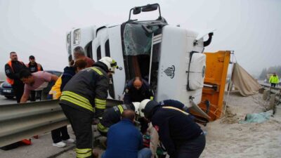 Edirne'de kum yüklü hafriyat tırı devrildi. M.D. yönetimindeki tır, direksiyon