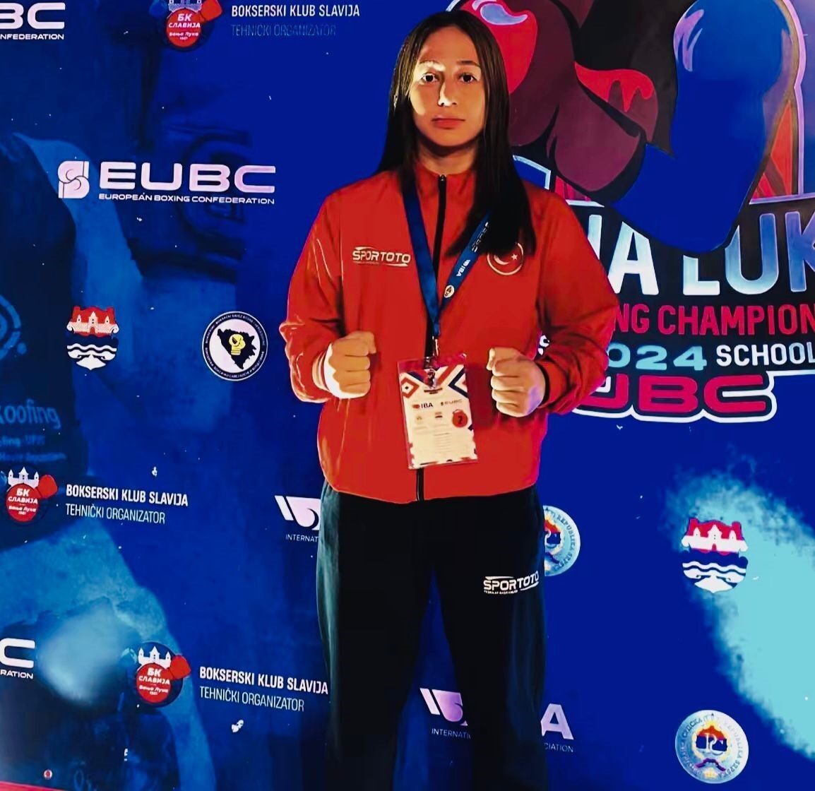 Kumluca Demirspor'dan Fenerbahçe Boks Kulübü'ne transfer olan Ümmü Sıla Kutluata,