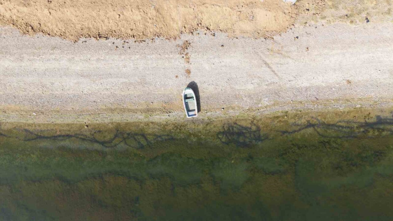 Kırıkkale'nin Bahşılı ilçesinde soğan üreticisi Hasan Tarık Bozkoyun, azalan yağışların