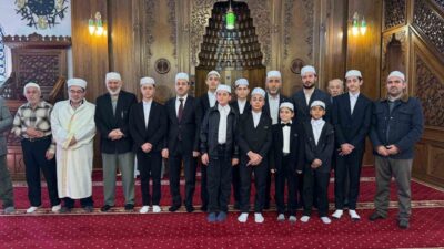 Diyanet İşleri Başkanlığı'nın düzenlediği hafızlık eğitimini tamamlayan 8 öğrenci, İpekyolu'ndaki