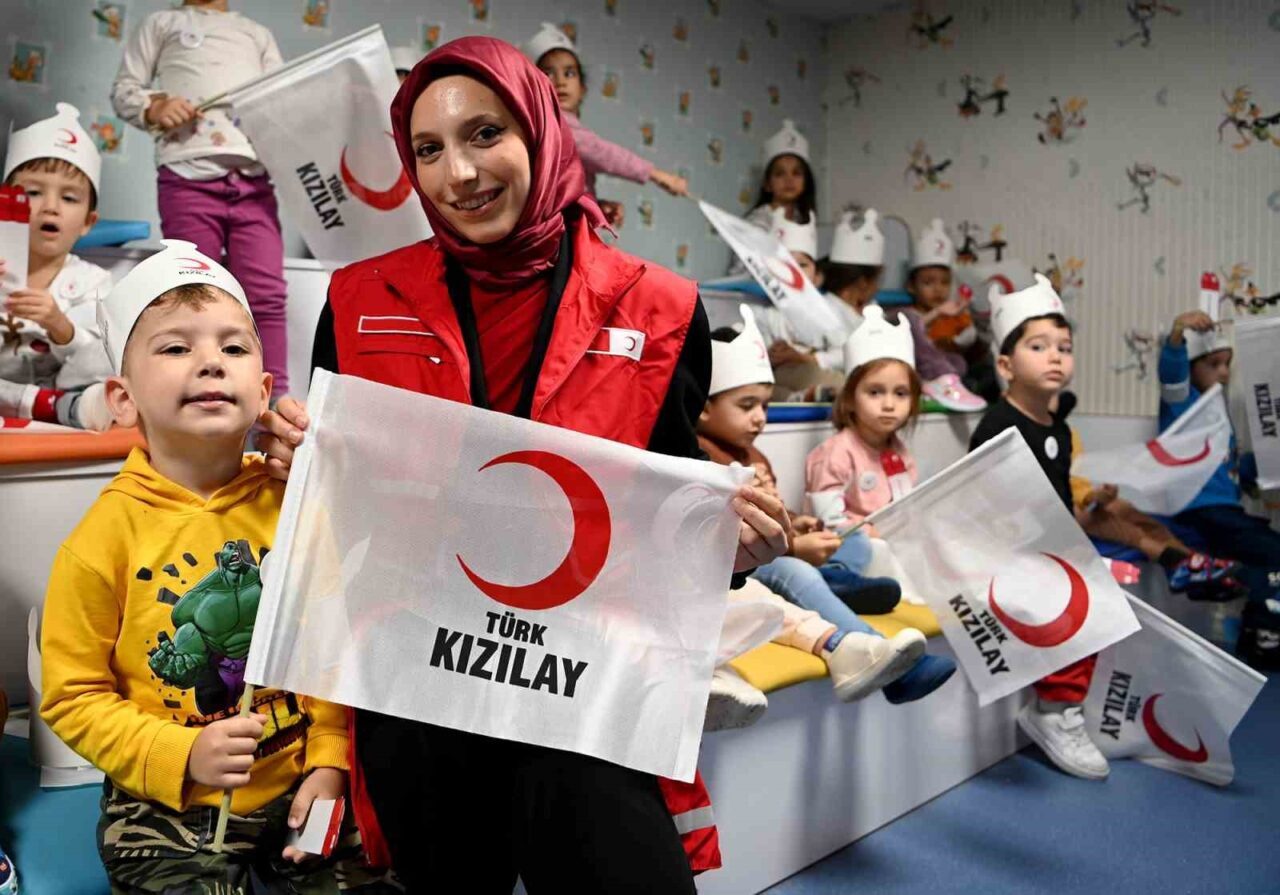 Kuşadası Belediyesi Çocuk Gelişim Merkezi'nde Kızılay Haftası kapsamında düzenlenen etkinlikte,